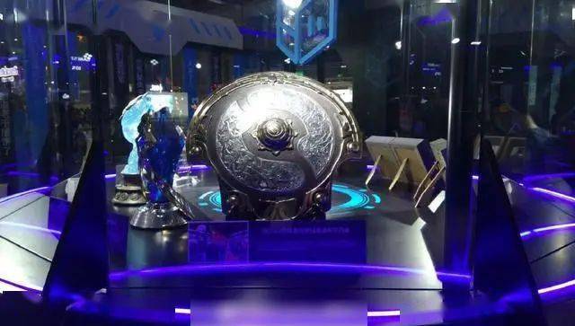 泛亚电竞官网：
IG和FPX都还没有拿到复制冠军奖杯！(图2)