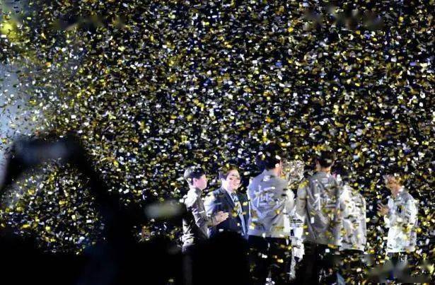 泛亚电竞官网：
IG和FPX都还没有拿到复制冠军奖杯！(图3)