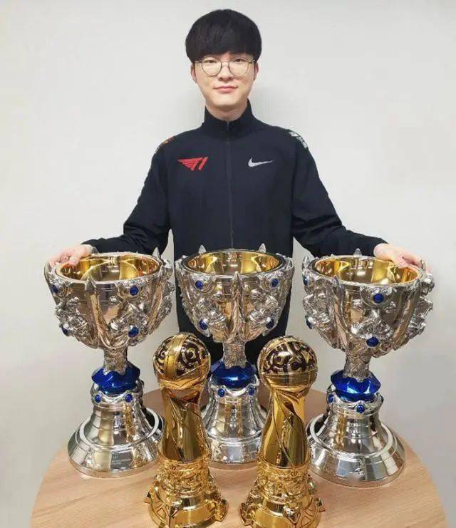 泛亚电竞官网：
IG和FPX都还没有拿到复制冠军奖杯！(图7)