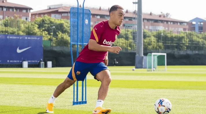 泛亚电竞官网|
巴萨欧冠首发11人浮现！梅西领衔无锋阵 1.2亿先生或成替补(图3)